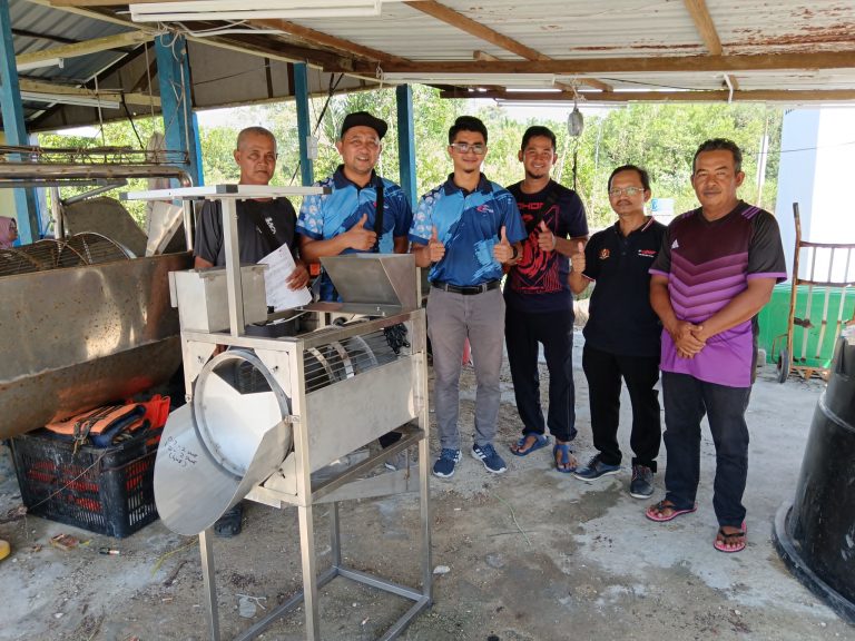 Penyerahan Solar Cockle Sorter di Permas